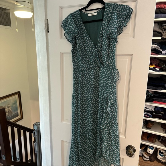 Abercrombie and Fitch Flutter Chiffon Midi dress - Picture 2 of 4